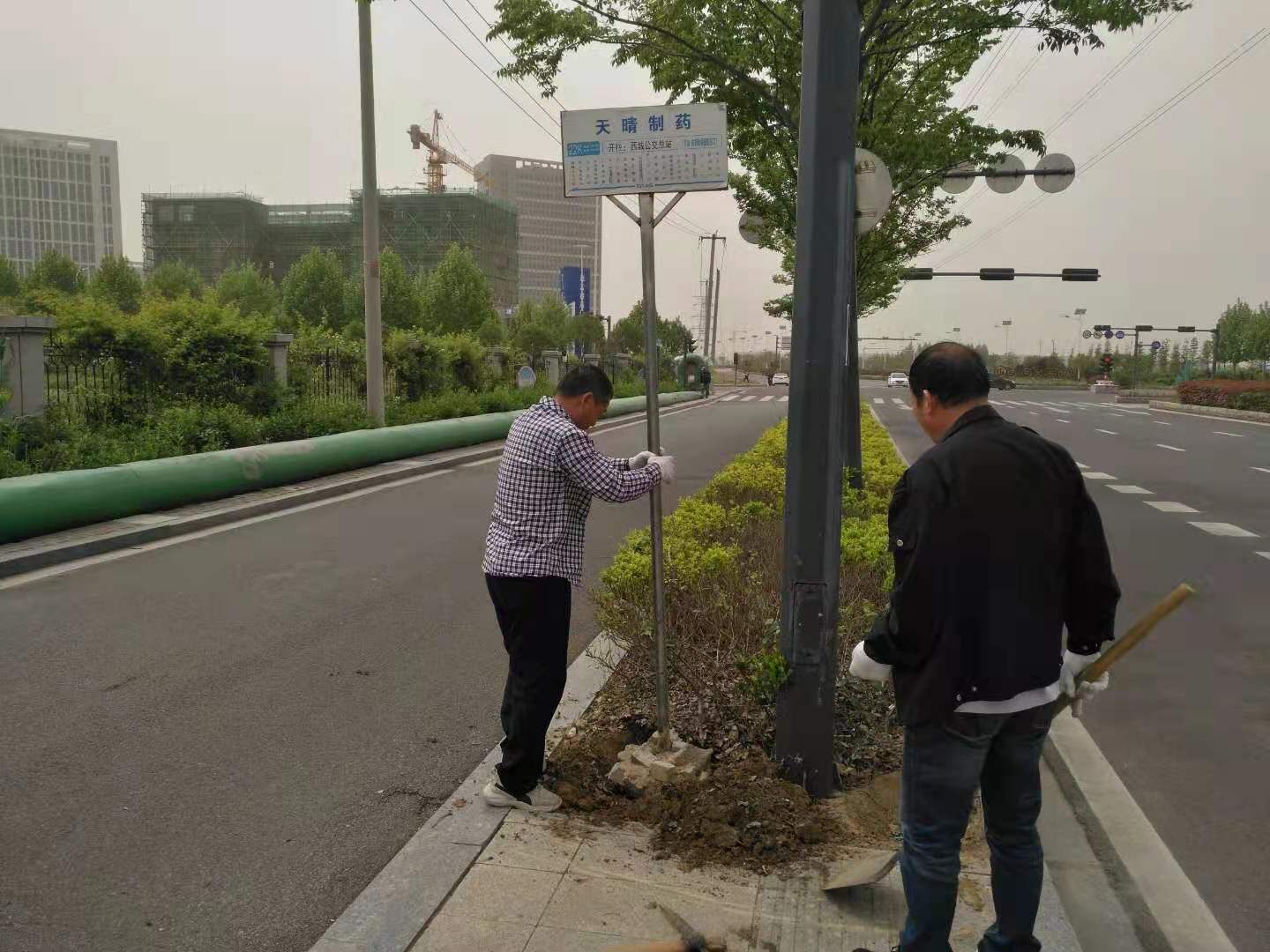 公交集團(tuán)公交事業(yè)一部修復(fù)公交站牌擦亮文明窗口